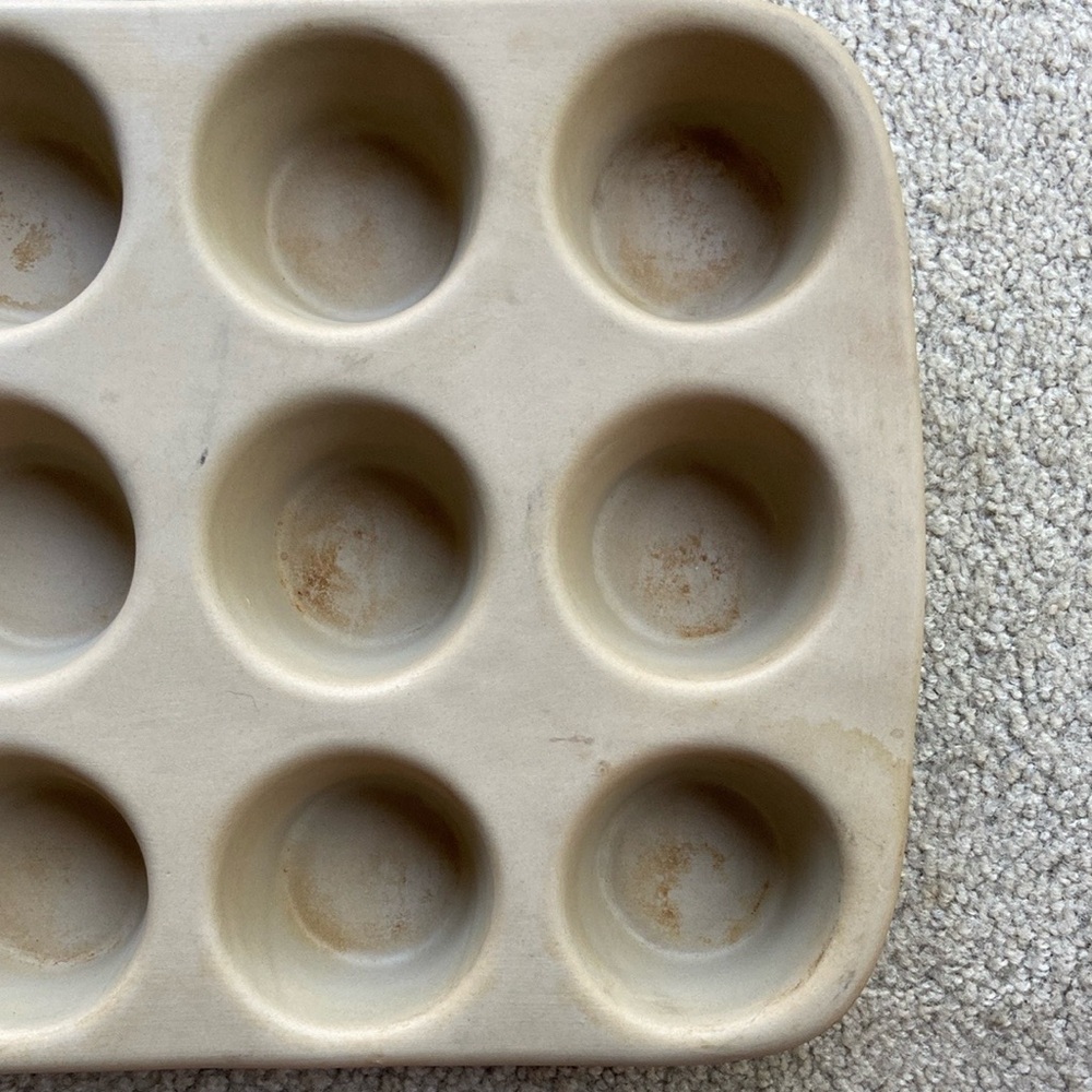 🪷Pampered Chef Family Heritage Stoneware Muffin Cupcake Pan Discontinued RARE - Picture 8 of 9
